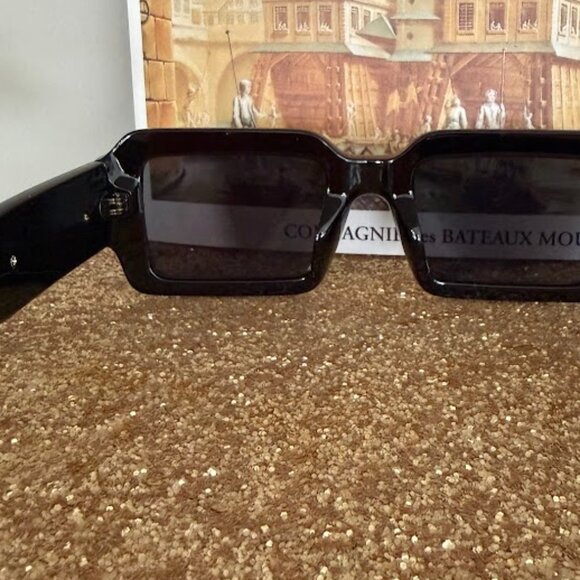 Black Oversized Square Sunglasses Gold Logo Accent Statement Frame - Picture 5 of 6